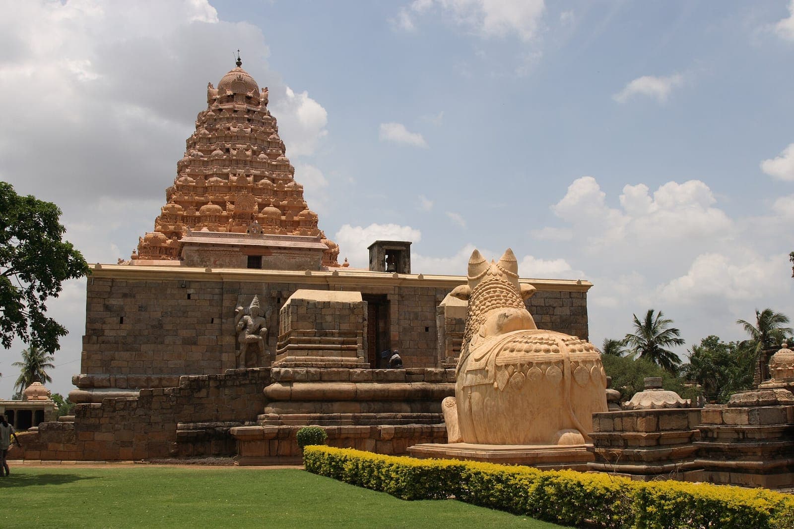 The tower of the Gangaikonda Cholapuram temple with a large Nandi statue in front