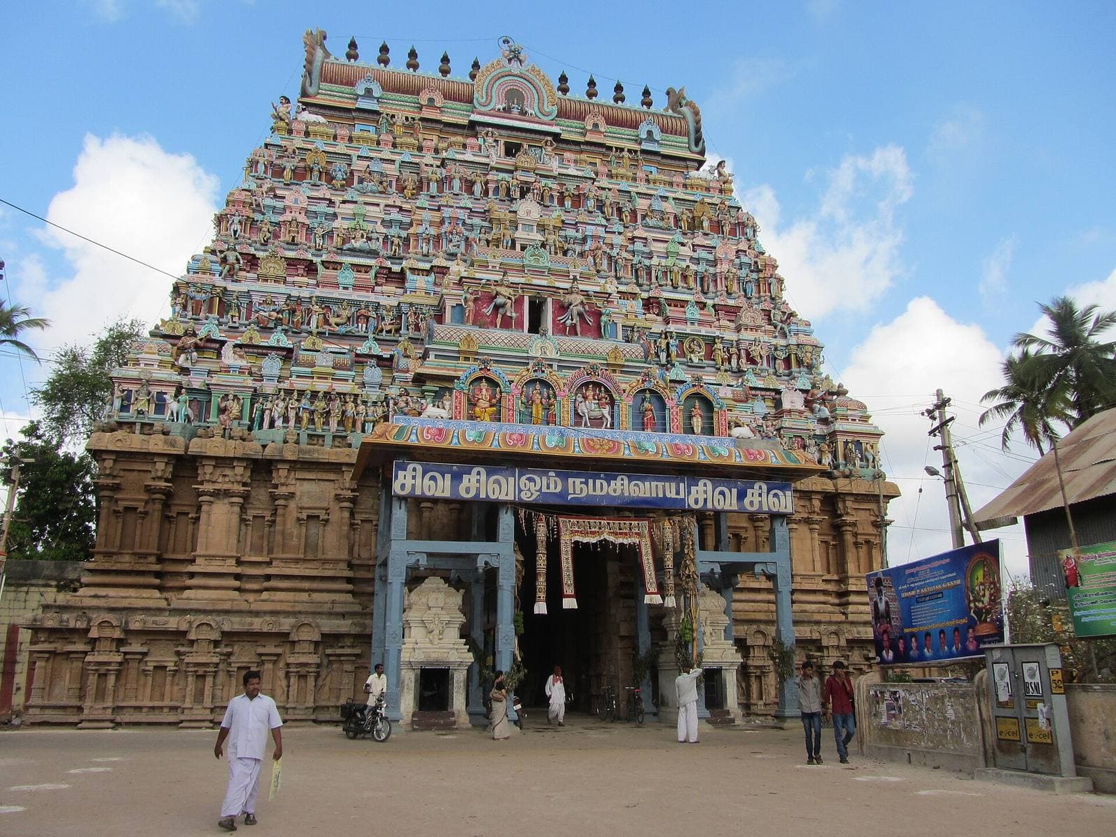 The painted gopuram of the Mayuranathaswamy Temple, Mayiladuthurai