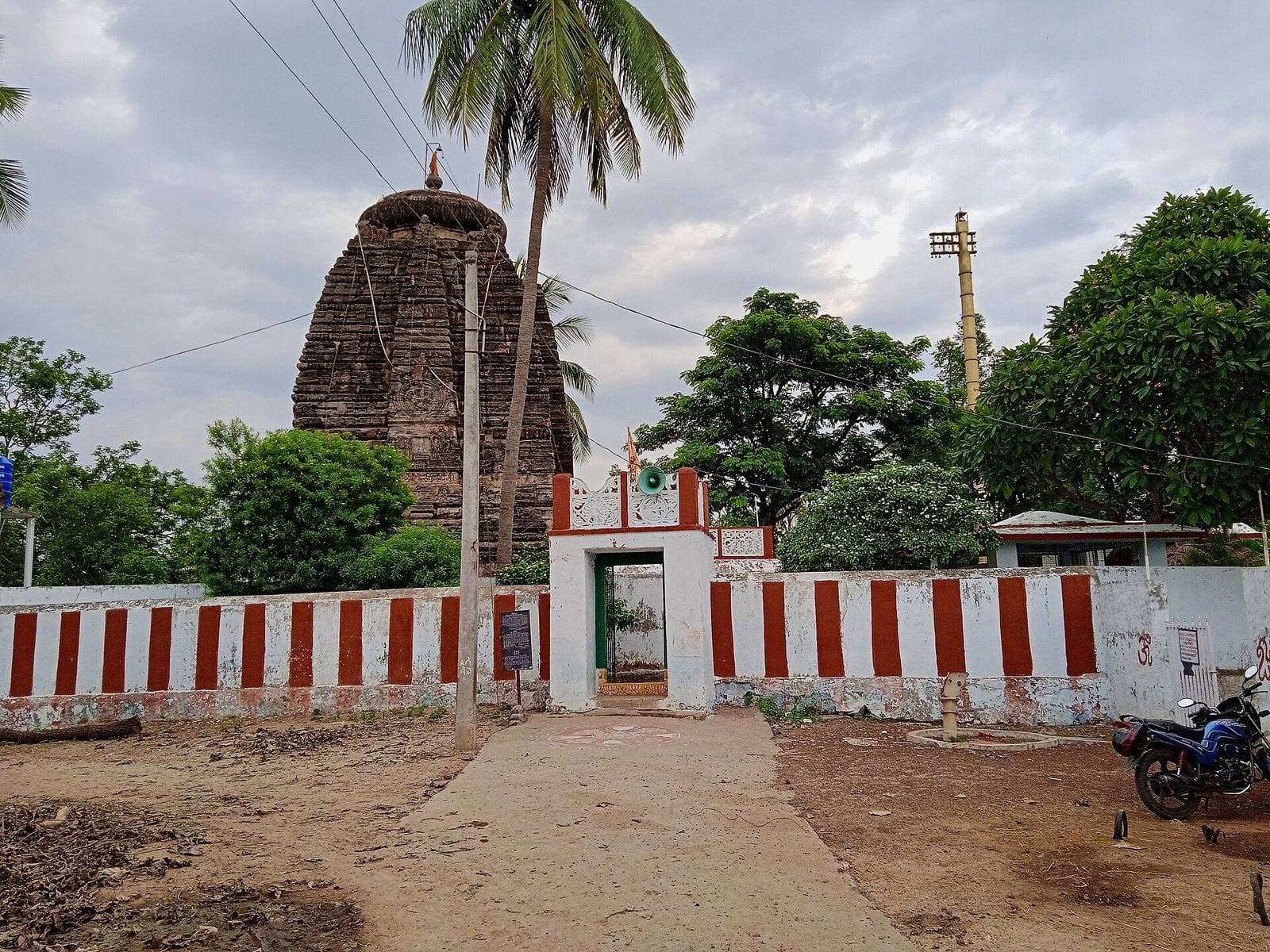 A small temple and courtyard in Parvathipuram