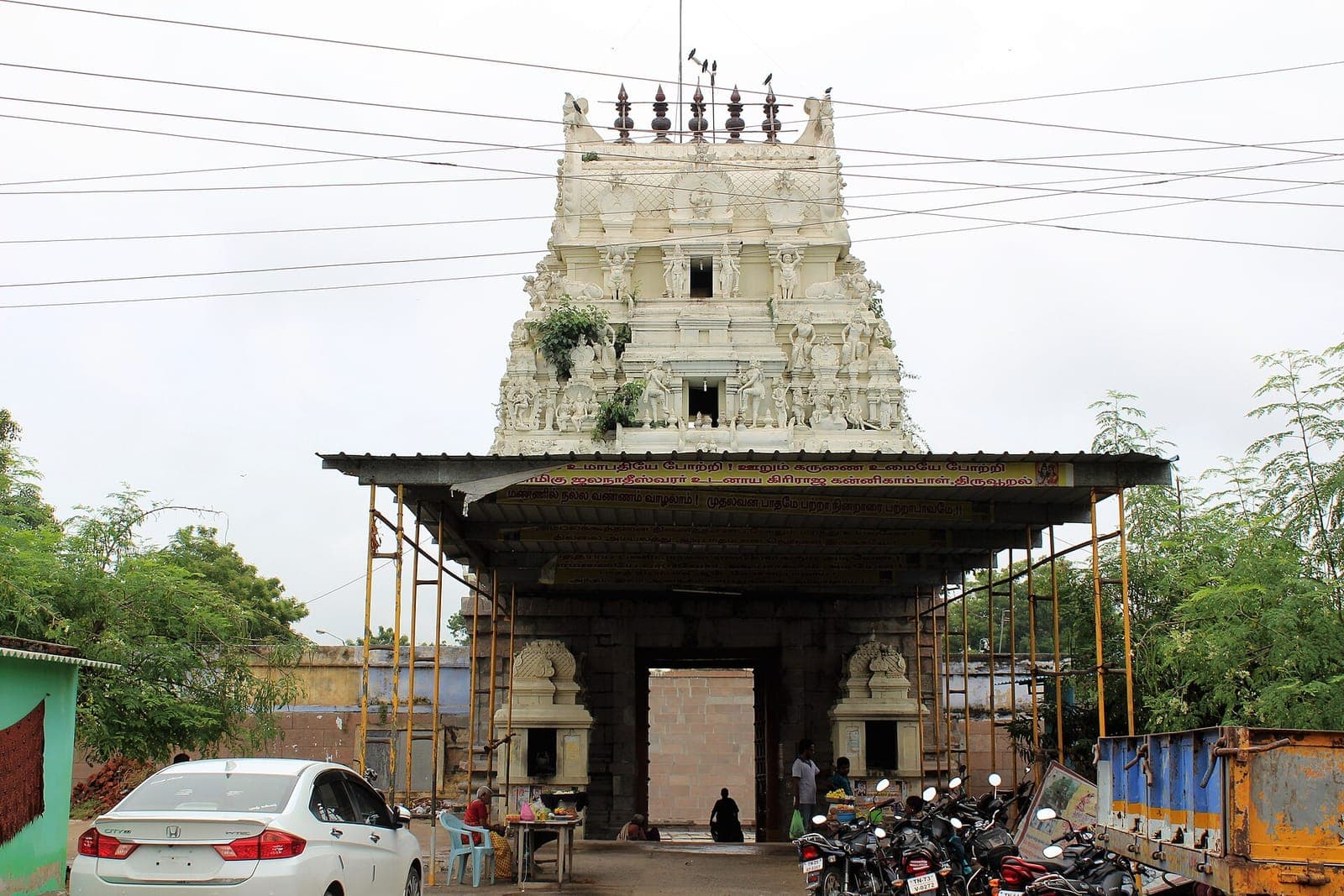 The gopuram and entrance of the Jalanatheeswarar Temple, Thakkolam