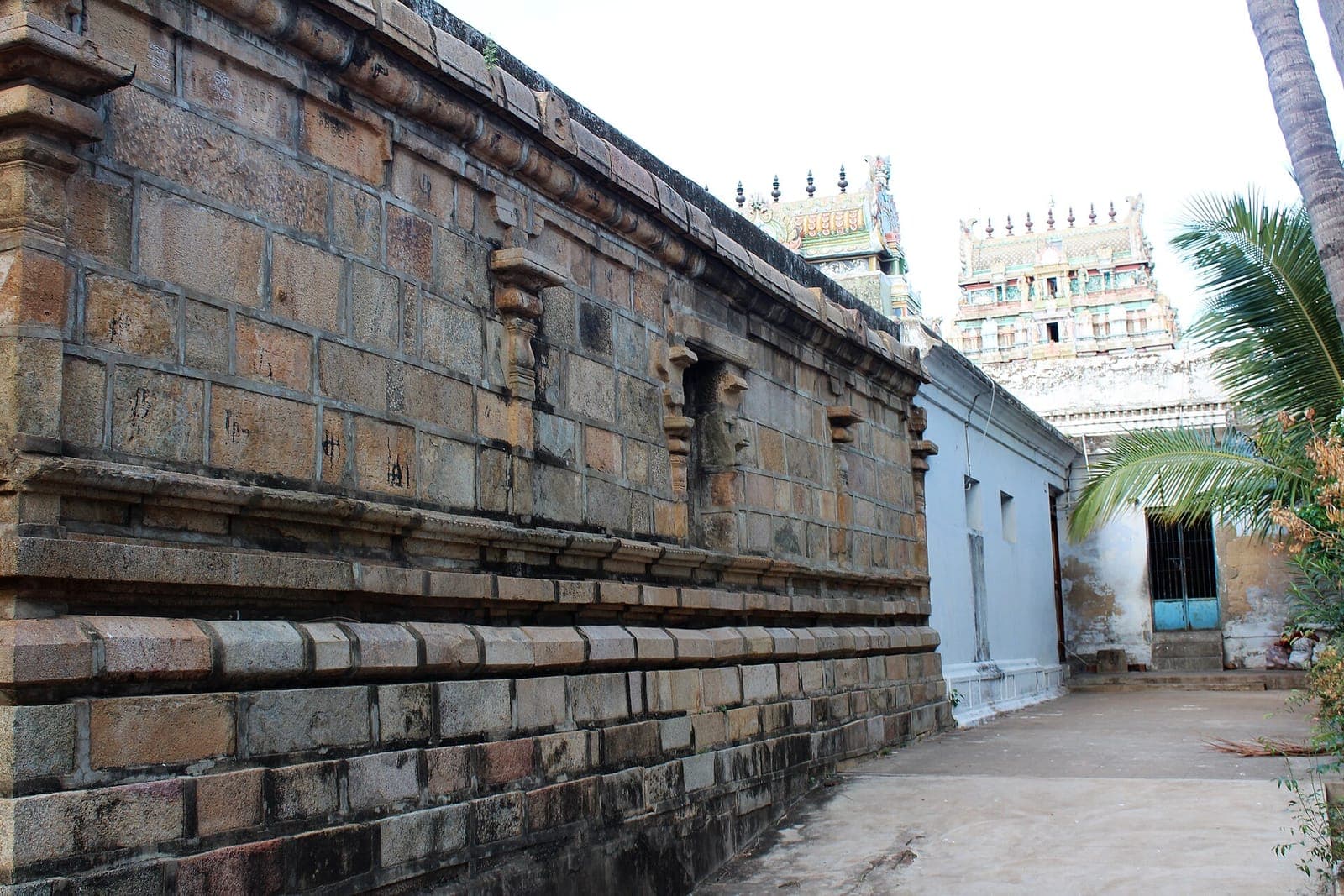 The outer wall and gopurams of the Agneeswarar Temple, Thirukattupalli