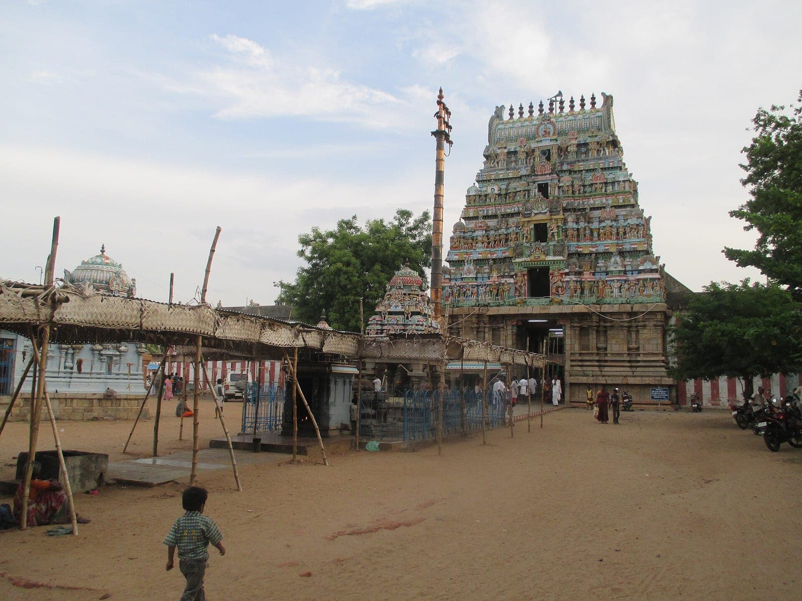 The gopuram and forecourt of the Naganathaswamy Temple, Thirunageswaram