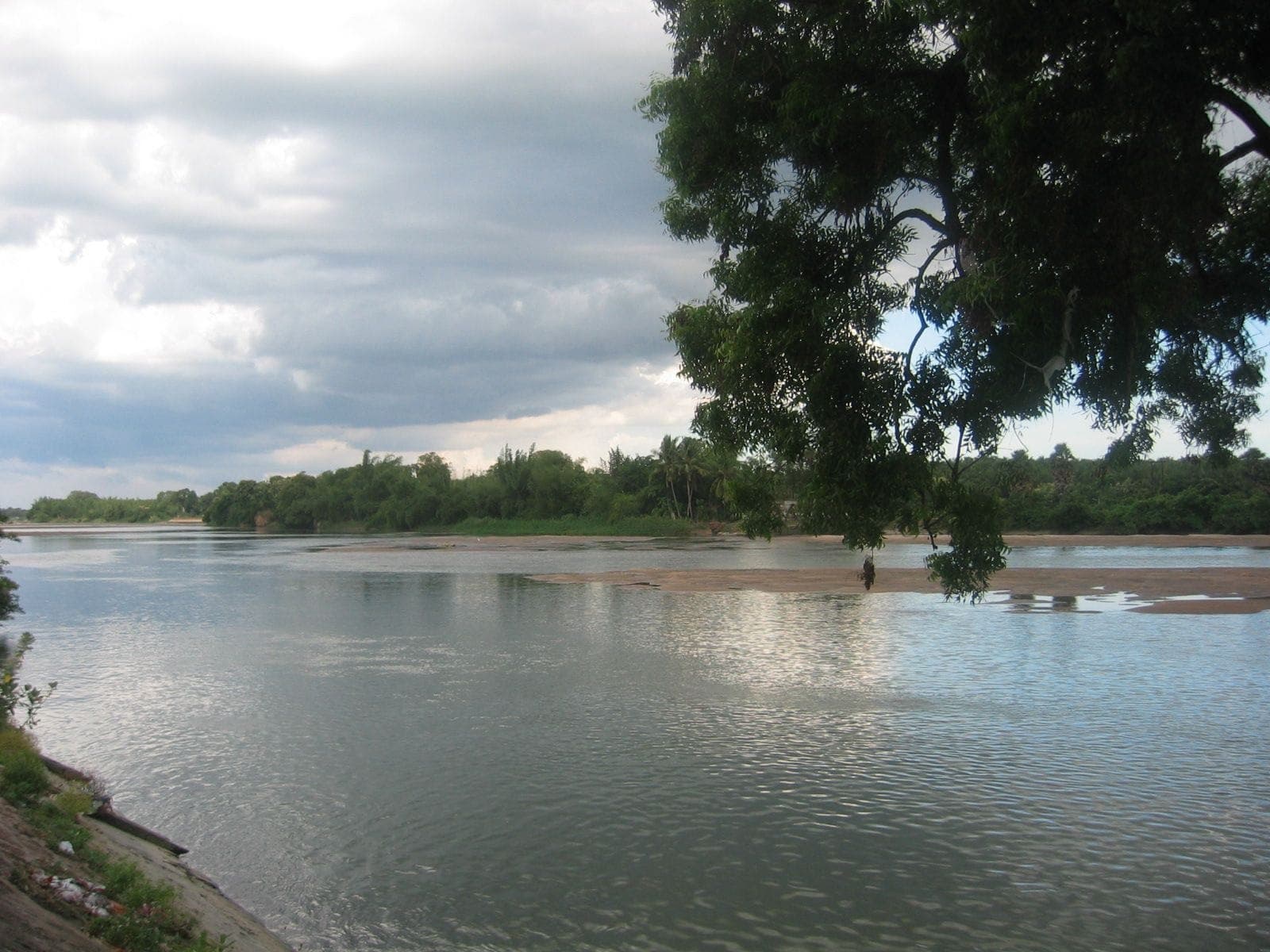 The Kaveri river at Thiruvaiyaru, seen from the bank