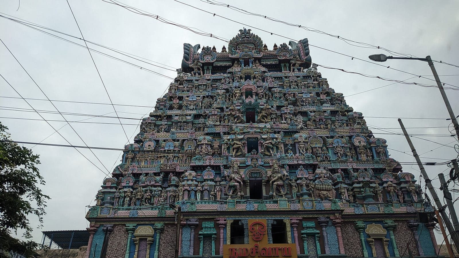 The upper tiers of a gopuram at the Jambukeswarar Temple, Thiruvanaikaval