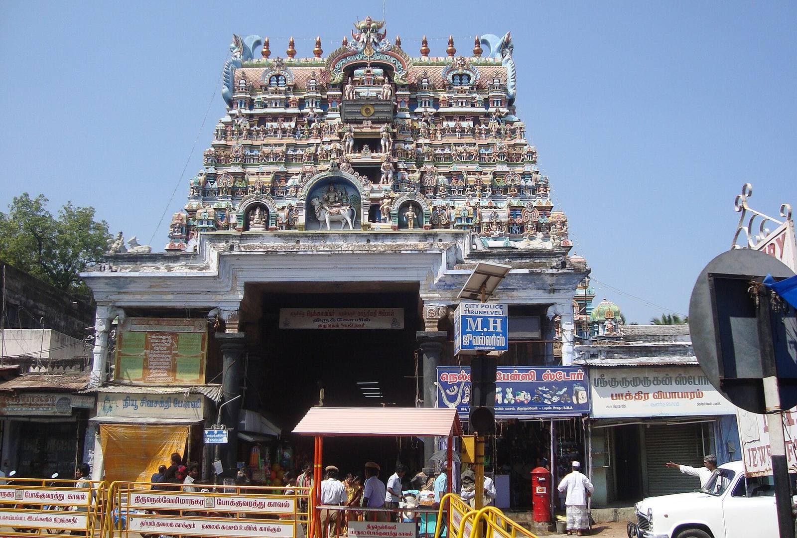The entrance gopuram of the Nellaiappar Temple, Tirunelveli